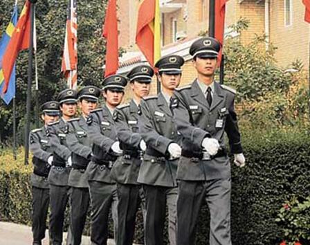 在小區(qū)門口發(fā)生搶劫事件時(shí)，物業(yè)保安是否負(fù)有相關(guān)責(zé)任